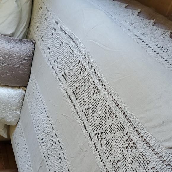 Linen and crochet vintage twin/double ecru coverlet. - Picture 6 of 6